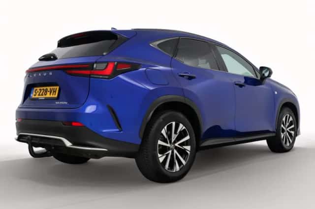Lexus NX (2023) thumbnail 2
