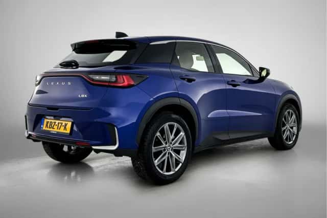 Lexus LBX (2024) thumbnail 2