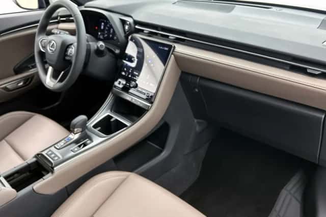 Lexus LBX (2024) thumbnail 6