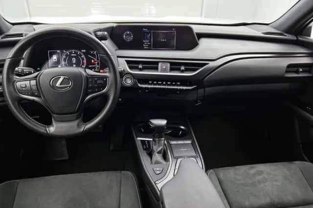 Lexus UX (2021) thumbnail 4