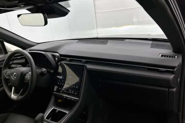 Lexus LBX (2024) thumbnail 6