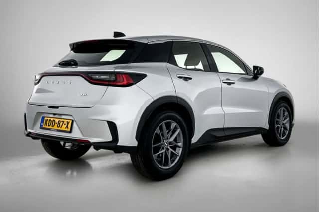 Lexus LBX (2024) thumbnail 2