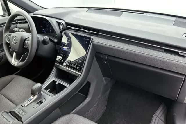 Lexus LBX (2024) thumbnail 6