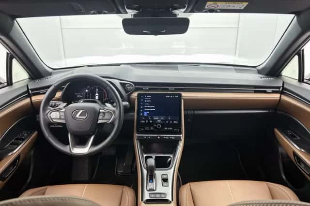 Lexus LBX (2025) thumbnail 4