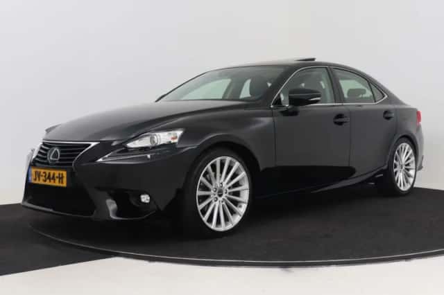 Lexus IS (2016) thumbnail 1