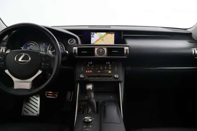 Lexus IS (2016) thumbnail 4