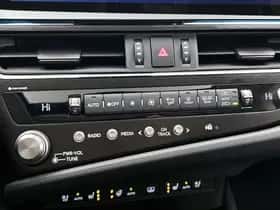 Lexus ES (2023) thumbnail 9