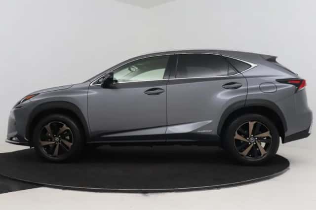 Lexus NX (2021) thumbnail 3