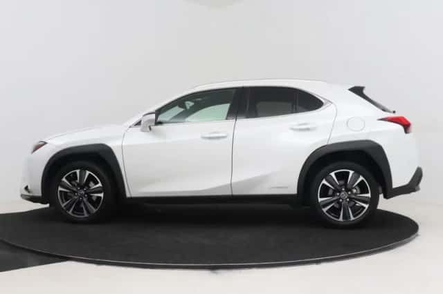 Lexus UX (2022) thumbnail 3