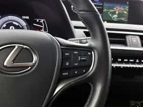 Lexus UX (2022) thumbnail 14