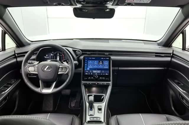 Lexus LBX (2025) thumbnail 4