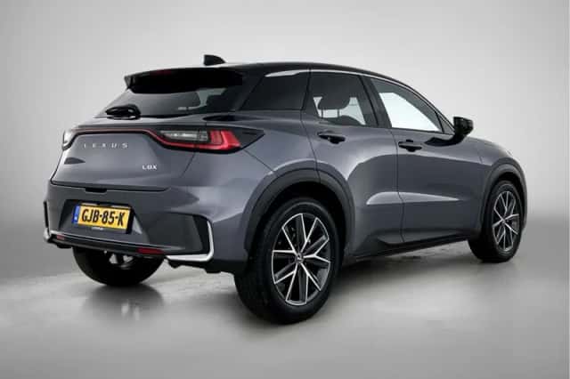 Lexus LBX (2024) thumbnail 2