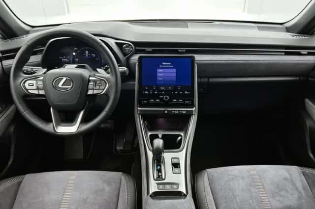 Lexus LBX (2024) thumbnail 4