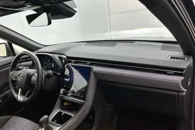 Lexus LBX (2024) thumbnail 6
