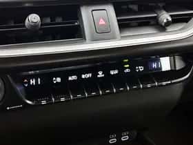 Lexus UX (2024) thumbnail 9