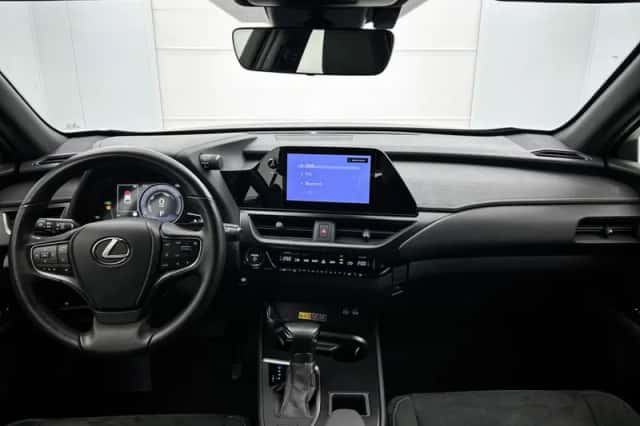 Lexus UX (2024) thumbnail 4