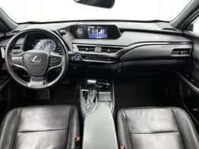 Lexus UX (2022) thumbnail 4