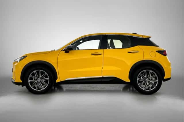 Lexus LBX (2024) thumbnail 3