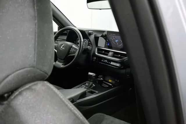 Lexus UX (2024) thumbnail 4