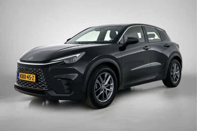 Lexus LBX (2024) thumbnail 1