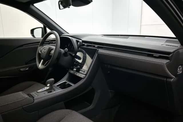 Lexus LBX (2024) thumbnail 6