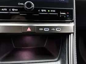 Lexus LBX (2024) thumbnail 24