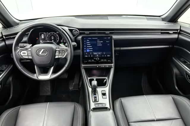 Lexus LBX (2024) thumbnail 4