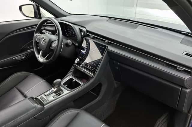 Lexus LBX (2024) thumbnail 6