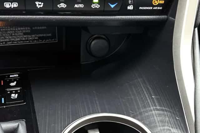 Lexus RX (2017) thumbnail 23