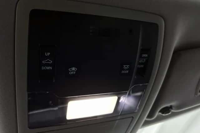 Lexus RX (2017) thumbnail 24