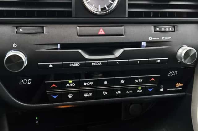 Lexus RX (2017) thumbnail 9