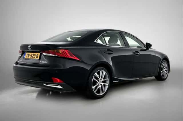 Lexus IS (2018) thumbnail 2