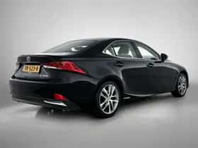 Lexus IS (2018) thumbnail 2