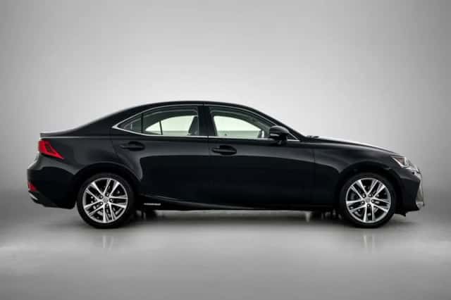 Lexus IS (2018) thumbnail 11