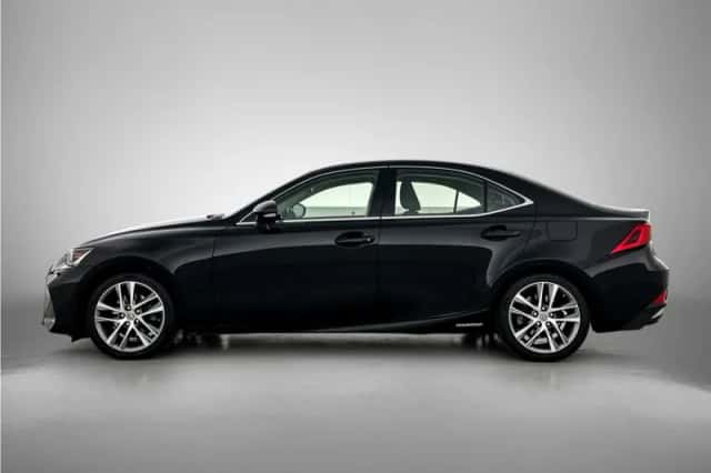 Lexus IS (2018) thumbnail 3