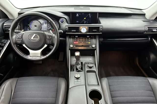 Lexus IS (2018) thumbnail 4