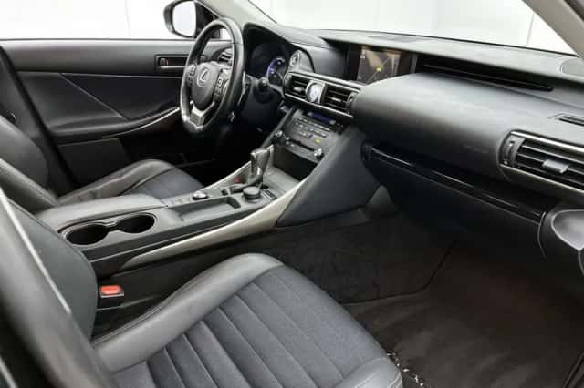 Lexus IS (2018) thumbnail 6