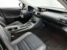 Lexus IS (2018) thumbnail 6