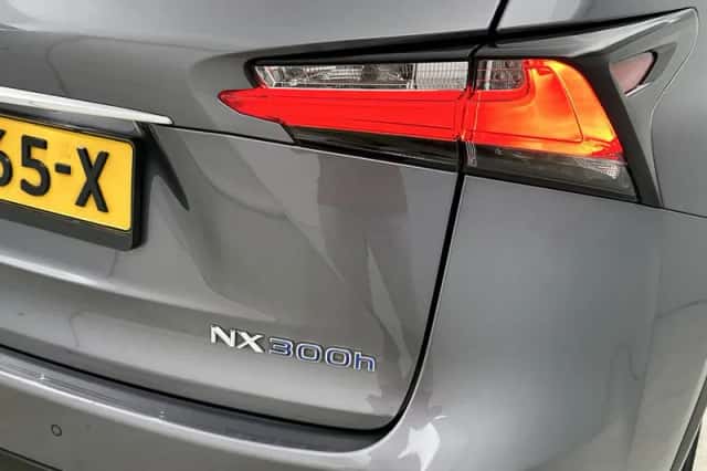 Lexus NX (2017) thumbnail 43