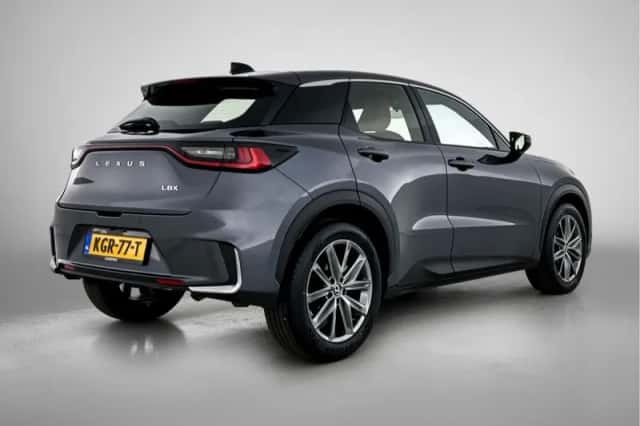 Lexus LBX (2024) thumbnail 2