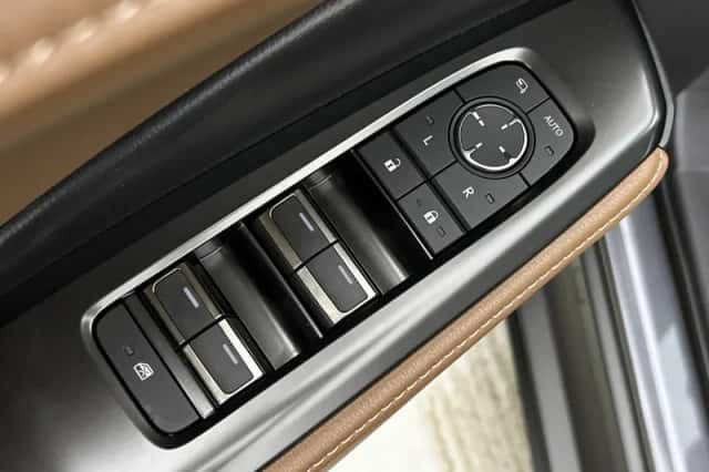 Lexus LBX (2024) thumbnail 22