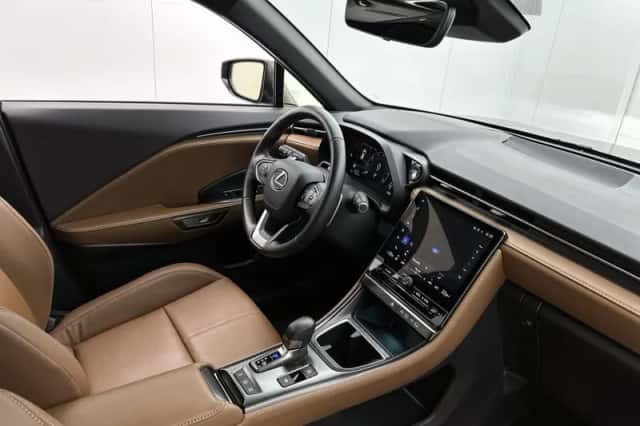 Lexus LBX (2024) thumbnail 6