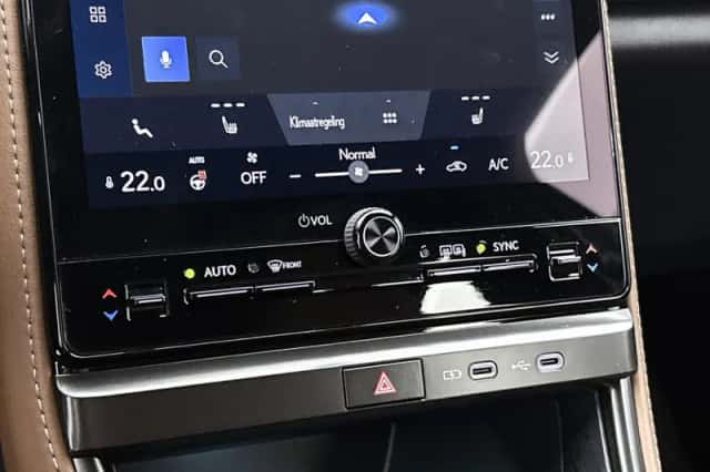 Lexus LBX (2024) thumbnail 9