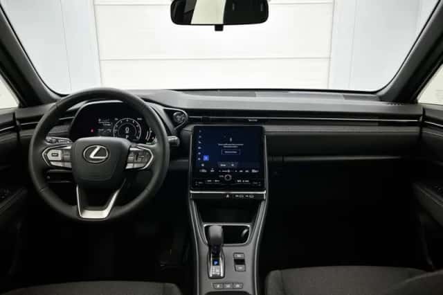 Lexus LBX (2024) thumbnail 4