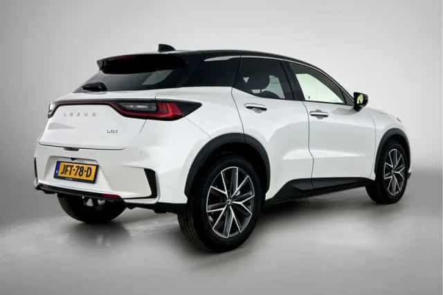 Lexus LBX (2025) thumbnail 2