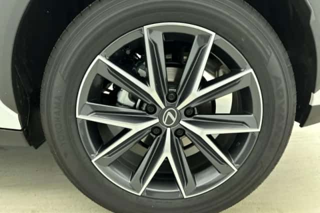 Lexus LBX (2025) thumbnail 18