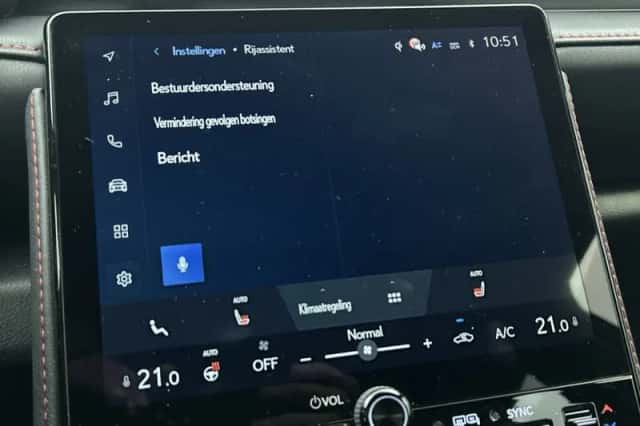 Lexus LBX (2025) thumbnail 30