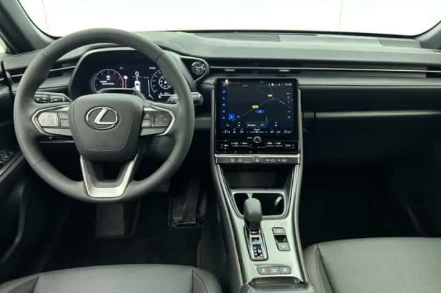 Lexus LBX (2025) thumbnail 4