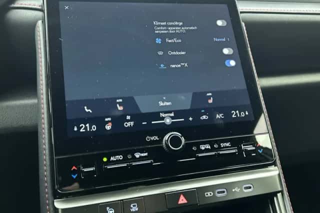 Lexus LBX (2025) thumbnail 9