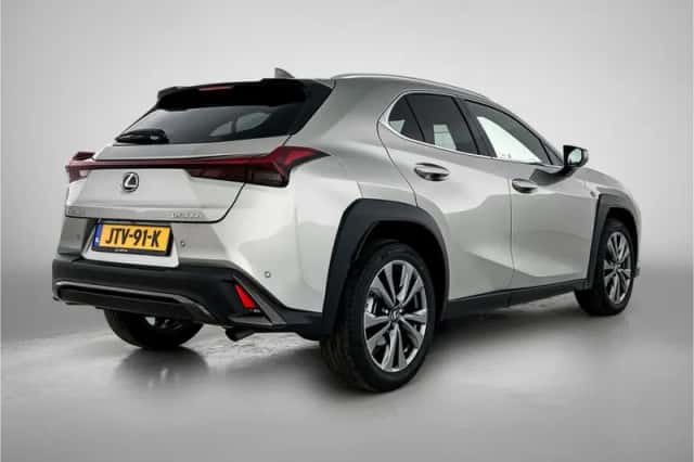 Lexus UX (2026) thumbnail 2